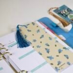 فاصل كتب ورود أزرق